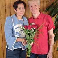 Der Ortsvorsitzende Gerhard Pfeiffer gratuliert Anke Reiche zu ihrer Nominierung